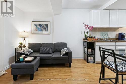 305 - 88 Charles Street, Toronto, ON - Indoor Photo Showing Living Room