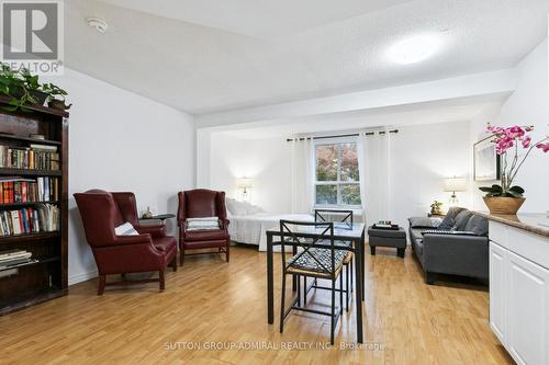 305 - 88 Charles Street, Toronto, ON - Indoor Photo Showing Living Room