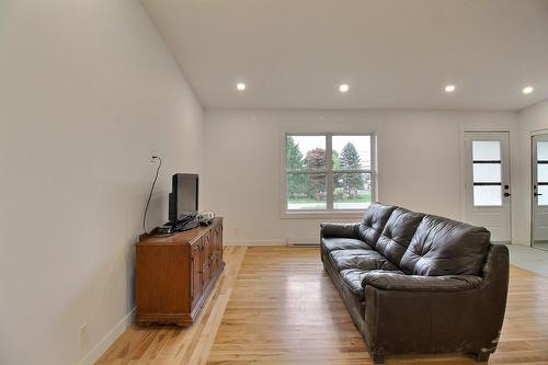 Living room - 106 Ch. Southière, Magog, QC - Indoor Photo Showing Living Room