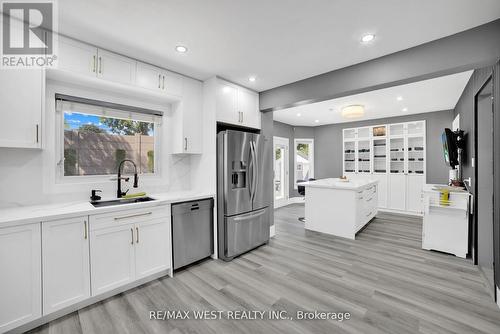 339 Parklane Road, Oakville, ON - Indoor Photo Showing Kitchen With Upgraded Kitchen