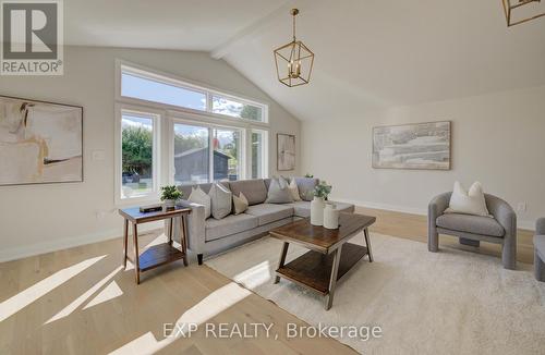 919 Union Street, Kitchener, ON - Indoor Photo Showing Living Room