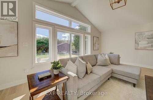 919 Union Street, Kitchener, ON - Indoor Photo Showing Living Room