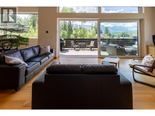 2 Piedmont Drive, Fernie, BC - Indoor Photo Showing Living Room