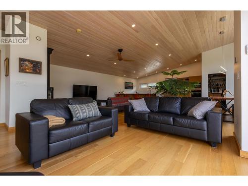 2 Piedmont Drive, Fernie, BC - Indoor Photo Showing Living Room