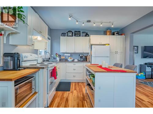 680 Hendry Street, Trail, BC - Indoor Photo Showing Kitchen With Double Sink