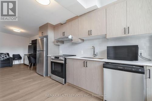 #3 - 30 Dean Park Road, Toronto, ON - Indoor Photo Showing Kitchen