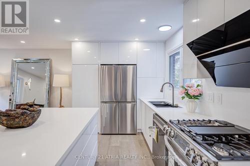 33 Sir Brandiles Place, Markham, ON - Indoor Photo Showing Kitchen With Double Sink With Upgraded Kitchen