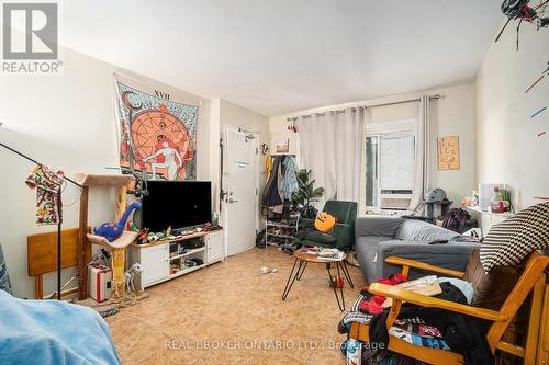 295 St. Andrew Street, Ottawa, ON - Indoor Photo Showing Living Room