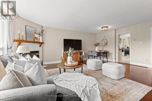 7 - 4605 Donegal Drive, Mississauga, ON - Indoor Photo Showing Living Room