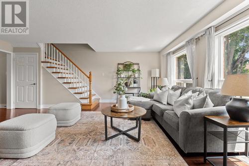 7 - 4605 Donegal Drive, Mississauga, ON - Indoor Photo Showing Living Room