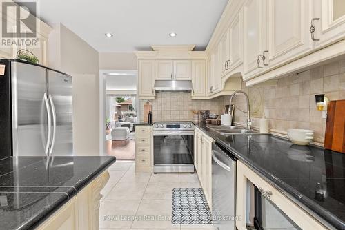 7 - 4605 Donegal Drive, Mississauga, ON - Indoor Photo Showing Kitchen With Double Sink With Upgraded Kitchen