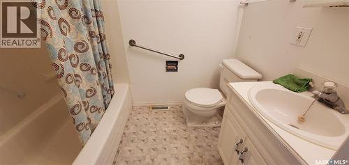 1809 Progress Avenue, Vanguard, SK - Indoor Photo Showing Bathroom