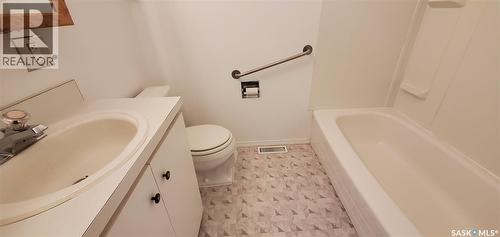 1809 Progress Avenue, Vanguard, SK - Indoor Photo Showing Bathroom