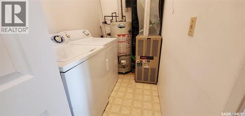 1809 Progress Avenue, Vanguard, SK - Indoor Photo Showing Laundry Room