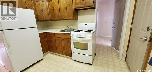 1809 Progress Avenue, Vanguard, SK - Indoor Photo Showing Kitchen