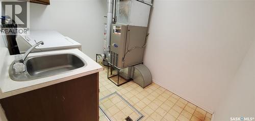 1809 Progress Avenue, Vanguard, SK - Indoor Photo Showing Laundry Room