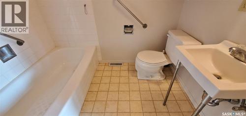 1809 Progress Avenue, Vanguard, SK - Indoor Photo Showing Bathroom