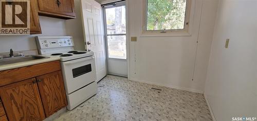 1809 Progress Avenue, Vanguard, SK - Indoor Photo Showing Kitchen