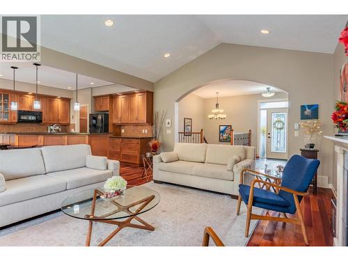 7912 Birchwood Drive, Trail, BC - Indoor Photo Showing Living Room