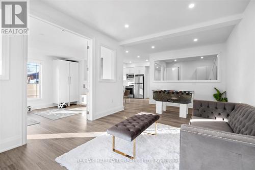 1B - 27 Antonio Court, Toronto, ON - Indoor Photo Showing Living Room