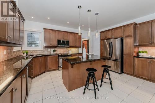 32 Forest Ridge Road, Erin, ON - Indoor Photo Showing Kitchen With Upgraded Kitchen