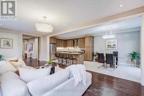 16 Callisto Lane, Richmond Hill, ON - Indoor Photo Showing Living Room