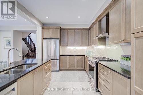 16 Callisto Lane, Richmond Hill, ON - Indoor Photo Showing Kitchen With Double Sink With Upgraded Kitchen