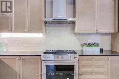 16 Callisto Lane, Richmond Hill, ON - Indoor Photo Showing Kitchen With Upgraded Kitchen