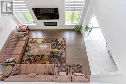 71 Raspberry Rdg Avenue, Caledon, ON - Indoor Photo Showing Living Room