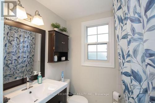 138 Victor Boulevard, Hamilton, ON - Indoor Photo Showing Bathroom