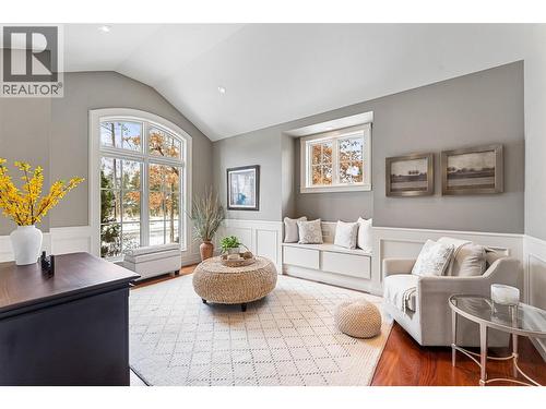 427 Long Ridge Drive, Kelowna, BC - Indoor Photo Showing Living Room
