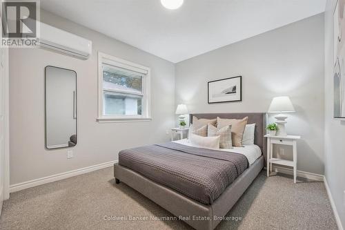 Bedroom in apartment - 36 Harcourt Drive, Guelph (Dovercliffe Park/Old University), ON - Indoor Photo Showing Bedroom