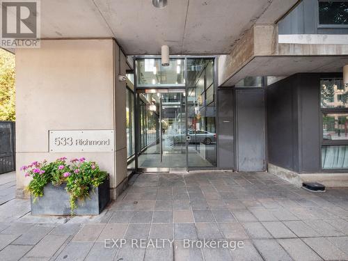 Ph1 - 533 Richmond Street W, Toronto, ON -  With Exterior