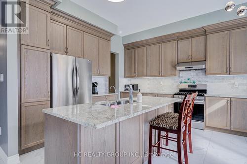 25 Deer Pass Road, East Gwillimbury, ON - Indoor Photo Showing Kitchen With Double Sink With Upgraded Kitchen