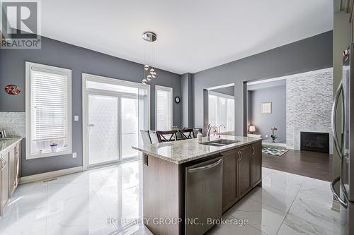 25 Deer Pass Road, East Gwillimbury, ON - Indoor Photo Showing Kitchen With Double Sink