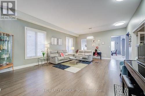 25 Deer Pass Road, East Gwillimbury, ON - Indoor Photo Showing Living Room