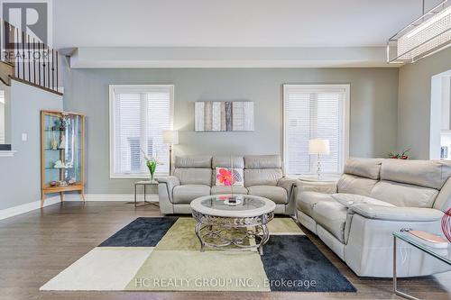 25 Deer Pass Road, East Gwillimbury, ON - Indoor Photo Showing Living Room