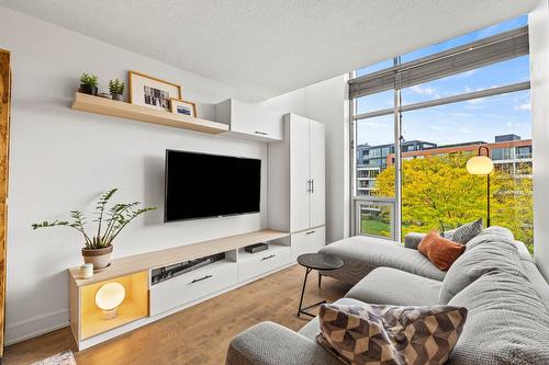 Salon - 411-220 Ch. Du Golf, Montréal (Verdun/Île-Des-Soeurs), QC - Indoor Photo Showing Living Room