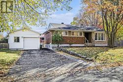 715 HOLT CRESCENT  Ottawa, ON K1G 2Y4