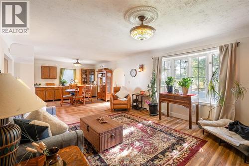 357 Park Avenue West, Chatham, ON - Indoor Photo Showing Living Room