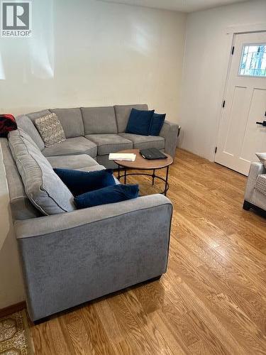 3537 Lakeshore Road, Kelowna, BC - Indoor Photo Showing Living Room