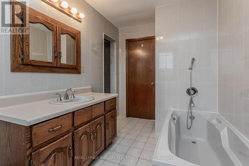 18 Marcel Place, Hamilton, ON - Indoor Photo Showing Bathroom