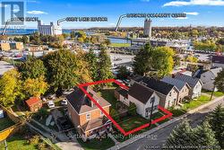 Short walk to the harbour and parks - 