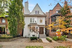 7 BINSCARTH ROAD  Toronto, ON M4W 1Y2