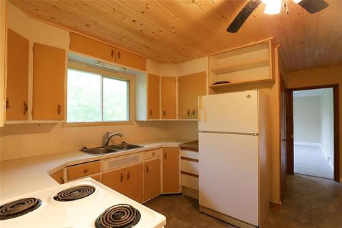 1098 Pth 17 Highway W, Inwood, MB - Indoor Photo Showing Kitchen With Double Sink