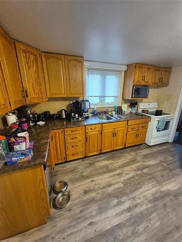 611 42Nd Street, Brandon, MB - Indoor Photo Showing Kitchen With Double Sink