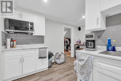 35 Shaftsbury Drive, Kitchener, ON - Indoor Photo Showing Kitchen