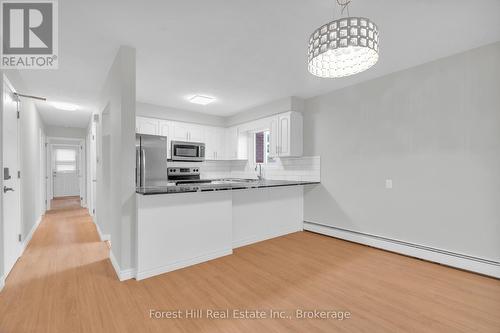35 Shaftsbury Drive, Kitchener, ON - Indoor Photo Showing Kitchen