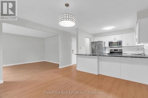 35 Shaftsbury Drive, Kitchener, ON - Indoor Photo Showing Kitchen