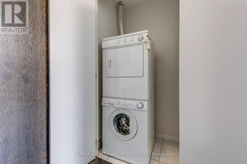 202 - 770 Bay Street, Toronto, ON - Indoor Photo Showing Laundry Room